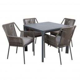 Trädgårdsset med ett fyrkantigt grått bord av metall och fyra stolar med bruna repdetaljer och mjuka sittdynor.