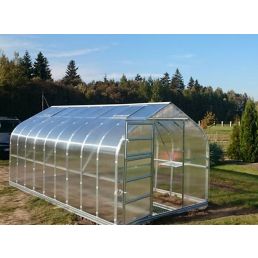 Genomskinligt växthus, Viking-modell med 6mm glas, bredd på 2,5m, längd mellan 4-10m, placerat i en grön miljö.