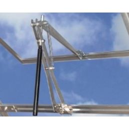 Automatisk ventilationslucköppnare Ultra Stark, visad med en grå metallkonstruktion mot en blå himmel.