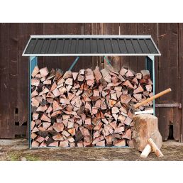 Grå vedbod med metallram, måtten 217x89x154 cm, fylld med staplad ved. Framför står en huggkubbe och en yxa.