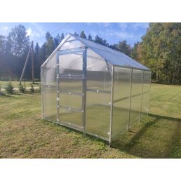 Växthuset Star PC med 4mm tjocka väggar, bredd 2,35m, synliga utrustningar och grönt gräsfält.