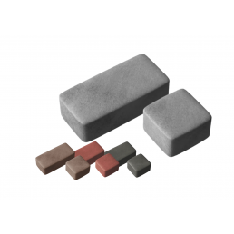 Rektangulära betonggatstenar i olika storlekar och färger mot en vit bakgrund.