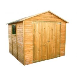 Väike puidust kuur ühe ukse ja ühe aknaga, naturaalne puitviimistlus.