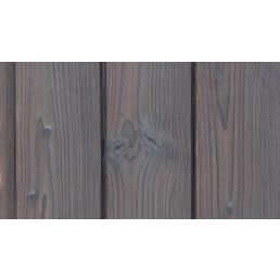 Helehallis toonis põletatud kuusepuust fassaadilaudis, millel on nähtav puidusüü muster.