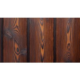 Põletatud Euroopa lehise fassaadilaudis, tumeda merevaigu viimistlusega ja väljendusrikka tekstuuriga.