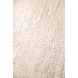 Ljus krämfärgad korkparkett med ett subtilt naturligt mönster och en lackad yta.