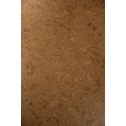 Brun korkparkett med slät, matt lackerad yta och subtilt naturligt mönster.