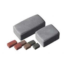 Grå rektangulära gatstenar med mindre färgade varianter i rött, brunt och grönt. Ytorna är släta och kanterna är raka.