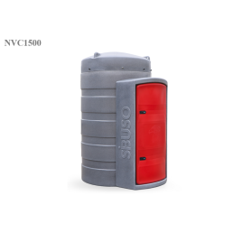 Paikallaan oleva harmaa ja punainen dieselsäiliö, malli Sibuso NVC, kapasiteetti 1500-5000 litraa.