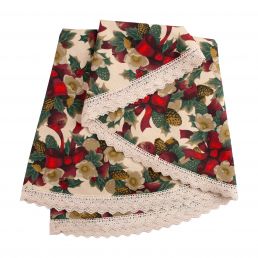 Rund duk med vinterblommönster i rött och grönt, med spetskant, cirka 170 cm i diameter.