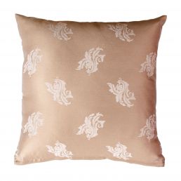 Fyrkantig dekorationskudde i guld, 50x50 cm, med utspridda ljusa blommönster.