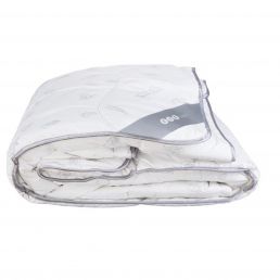 Valge tekk, millel on õrn geomeetriline mustri tekstuur. Mõõdud 150x200 cm. Pakendatud plastpakendisse, tooteetiketiga.