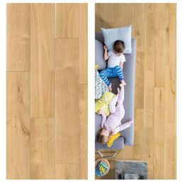 Kahe lapse pilt, kes magavad õhukestel patjadel heledal puitpõrandal, mis on ehtsa ja loodusliku väljanägemisega.