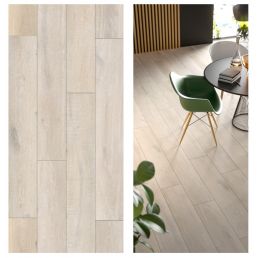 Valgusküllane, heleda tamme imitatsiooniga SPC Rocko põrandaplaat. Vastupidav ja stiilne valik interjööri.