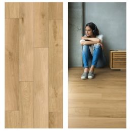 Scandipure SPC Rocko põrand, naturaalse puidumustriga plaadid helepruunides toonides, ideaalne kaasaegsete ruumide jaoks.