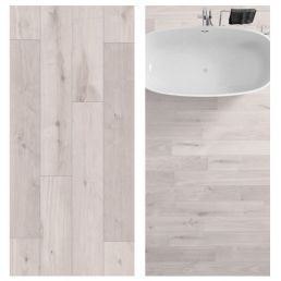 Helehalli puiduimitatsiooniga SPC-põrand, paigaldatud minimalistlikku vannituppa koos vabaltseisva valge vanniga.