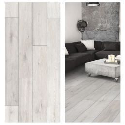 SPC Rocko Salt Mine põrandakate, helehall, moodustab elutoa kaunistava ühtlase pinna.