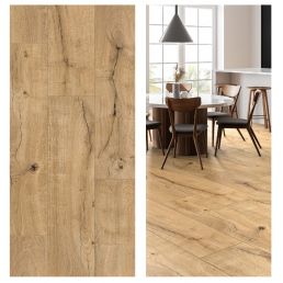 Nutmegi värvi SPC Rocko põrand, millel on selgelt näha puidusüü muster. Pilt näitab materjali detaile ja selle ilmet paigaldatuna söögitoa interjööris.