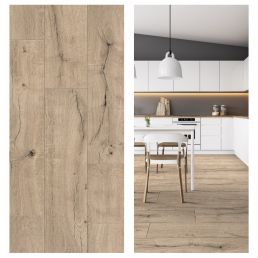 Naturaalse puidu imitatsiooniga SPC Rocko põrandakate, hele tammepuidu toon, nähtavad puusüü mustrid.