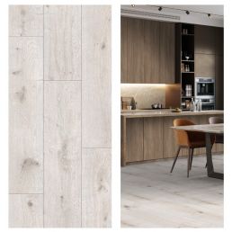 Valge, puitmustriga SPC Rocko põrand, mis on vastupidav ja sobib köögipaigalduseks.