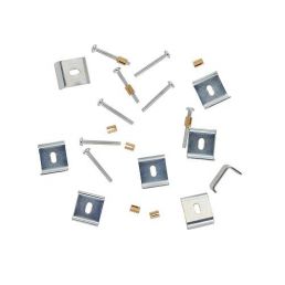 En sats med åtta fyrkantiga monteringsklämmor i metall, skruvar och muttrar för montering av Regi-Granite diskhoar.