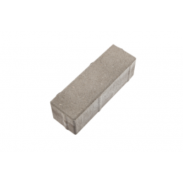 Rektangulär grå betonggatsten med slät yta och definierade kanter.