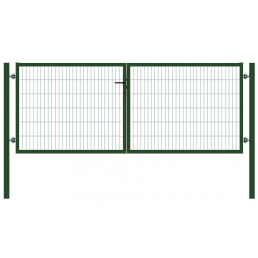 Grind för fordon i grönt metall, tvådelad med nätpanel, bredd 4000 mm, justerbar höjd 950–1950 mm.