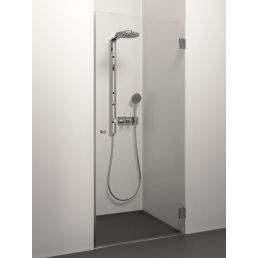 Säädettävän korkeuden suihkujärjestelmä, jossa on läpinäkyvä lasi ja musta kehys, mukana käsisuihku ja yläsuihku.