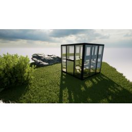 Modernt utedass med stora glasväggar och metallram, placerat på en grön gräsmatta.