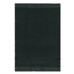 Tummanharmaa pyyhe, jossa on raidallinen tekstuuri, koko 50x70 cm.