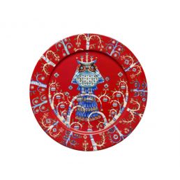 Röd Iittala Taika-tallrik, 27 cm, dekorerad med en mystisk blå uggla och vita dekorativa detaljer.