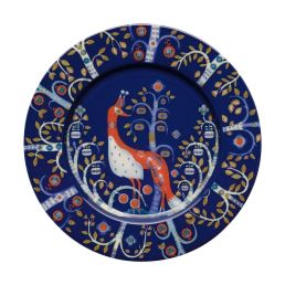 22 cm Iittala Taika tallrik med en färgglad och mytisk rävmotiv på en blå bakgrund samt stjärnmönster.