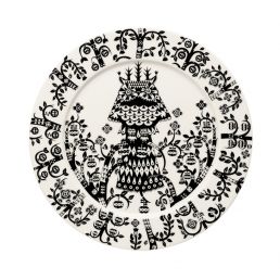 Svart Iittala Taika tallrik på 27 cm med ett dekorativt mönster som innehåller fantastiska varelser och växtmotiv.