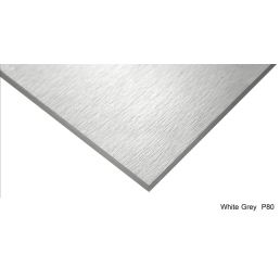 Rektangulär fibersementskiva i ljusgrå färg, slät yta, 8 mm tjock, synlig i ett hörn.