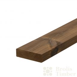 Tumedaviimistlusega termopuidust terrassilaud, mõõtmetega 26x92 mm, detailne tekstuur.