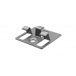 Suorakulmainen A2-teräksinen kiinnitysklipsi, koko 40x34x10 mm, keskellä reikä ja kaksi ylös nousevaa kiinnikettä.
