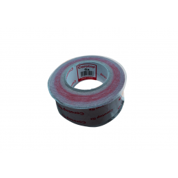 Läbipaistvast materjalist kahepoolne teibirull, laiusega 50 mm ja pikkusega 50 m, punaste Coroplaste kirjaga.