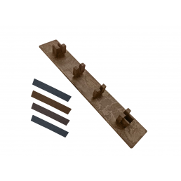 Ruskea suorakulmainen terassilaudan päätykansi, jossa on neljä ulkonevaa kiinnikettä. Vieressä on neljä eriväristä suikaletta.