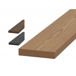 Trallbräda i träplastkomposit, brun, med trästruktur, storlek 4200x78x14 mm. Till vänster finns även brädor i grå och mörkbrun färg.