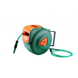 Grön och orange slangvinda för väggmontering med uppdragbar trädgårdsslang och munstycke.
