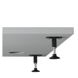 Harmaa suihkualustan levy, jossa on kaksi mustaa säädettävää jalkaa.