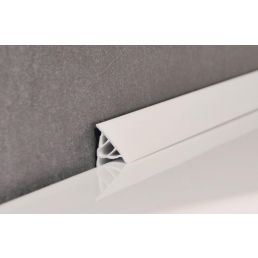 Valkoinen koristelista, jossa on näkyviä onteloita, seinäasennukseen.