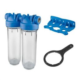 Komplekt sisaldab kahte siniste plastikust kaantega veefiltrit, halli, hõbedast filtrimaterjali ja sinist plastikust filtrihoidjat.