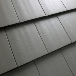 Tumehalli graniidivärvi lamedad katusekivid, paigutatud sirgjooneliselt.