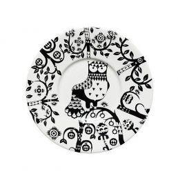 Svart och vit Iittala Taika-tallrik, 15 cm i diameter, dekorerad med folkloristiska djurmönster.