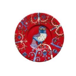 Röd Iittala Taika-bricka med en blå uggla och geometriska mönster. Diameter 15 cm.