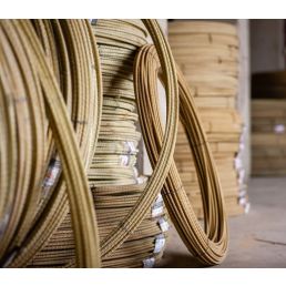 Glasfiberarmering på rullar med en diameter av 4 till 12 mm, i en ljus färg och vågig textur.