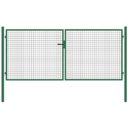 Green vehicle gate with two wings, 3000mm wide and with a mesh structure.