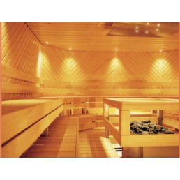 Erinomainen saunatila, jossa pehmeä valaistus loistaa puupaneeleiden läpi.