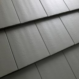 Carisma halli värvi katusekivi, paigutatud pikkadesse ridadesse, viimistletud ühtlase tekstuuri ja värviga.